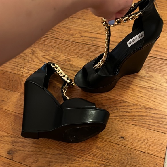 Steve madder T-strap gold chain black wedges - Picture 3 of 3